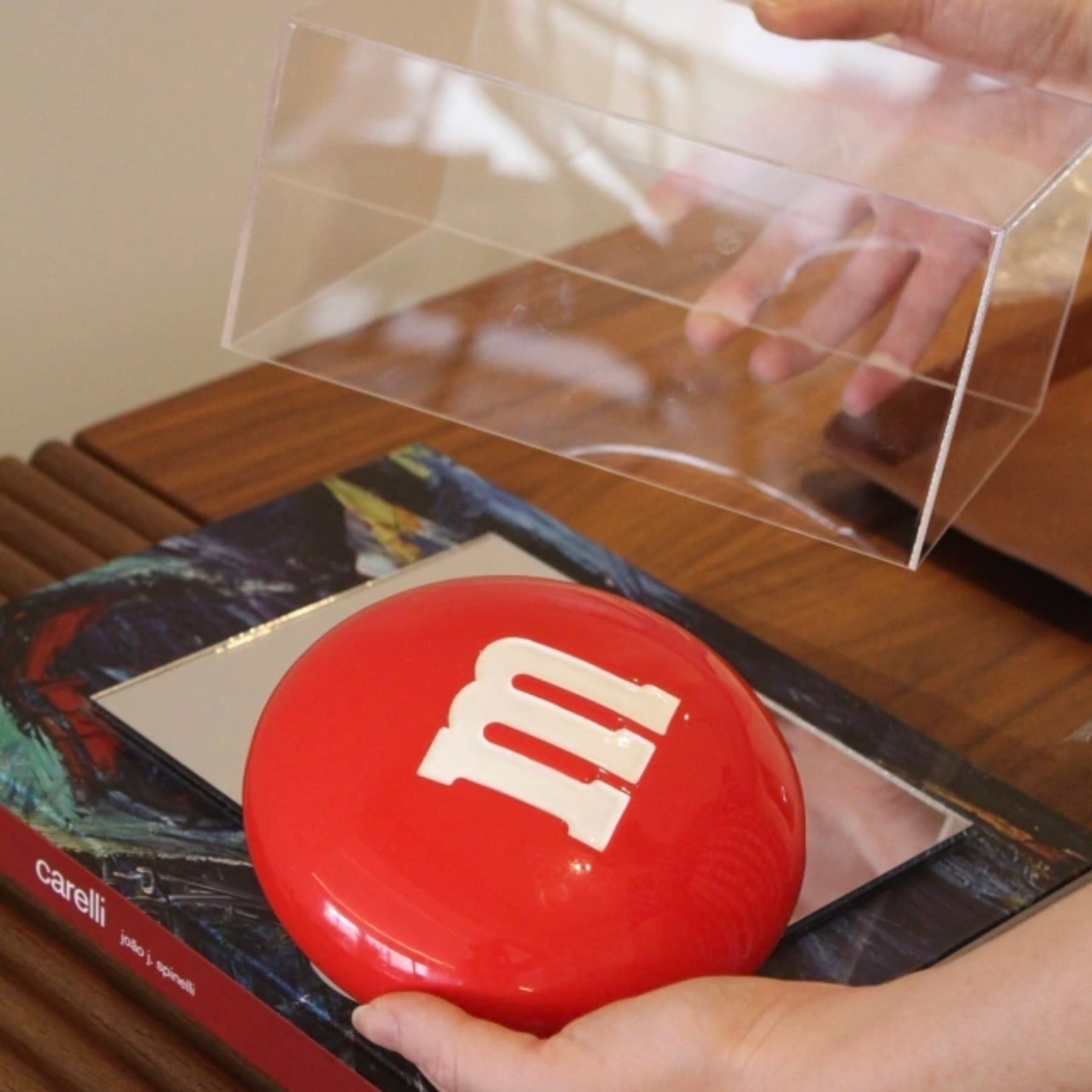 M&M Vermelho Na Caixa 4