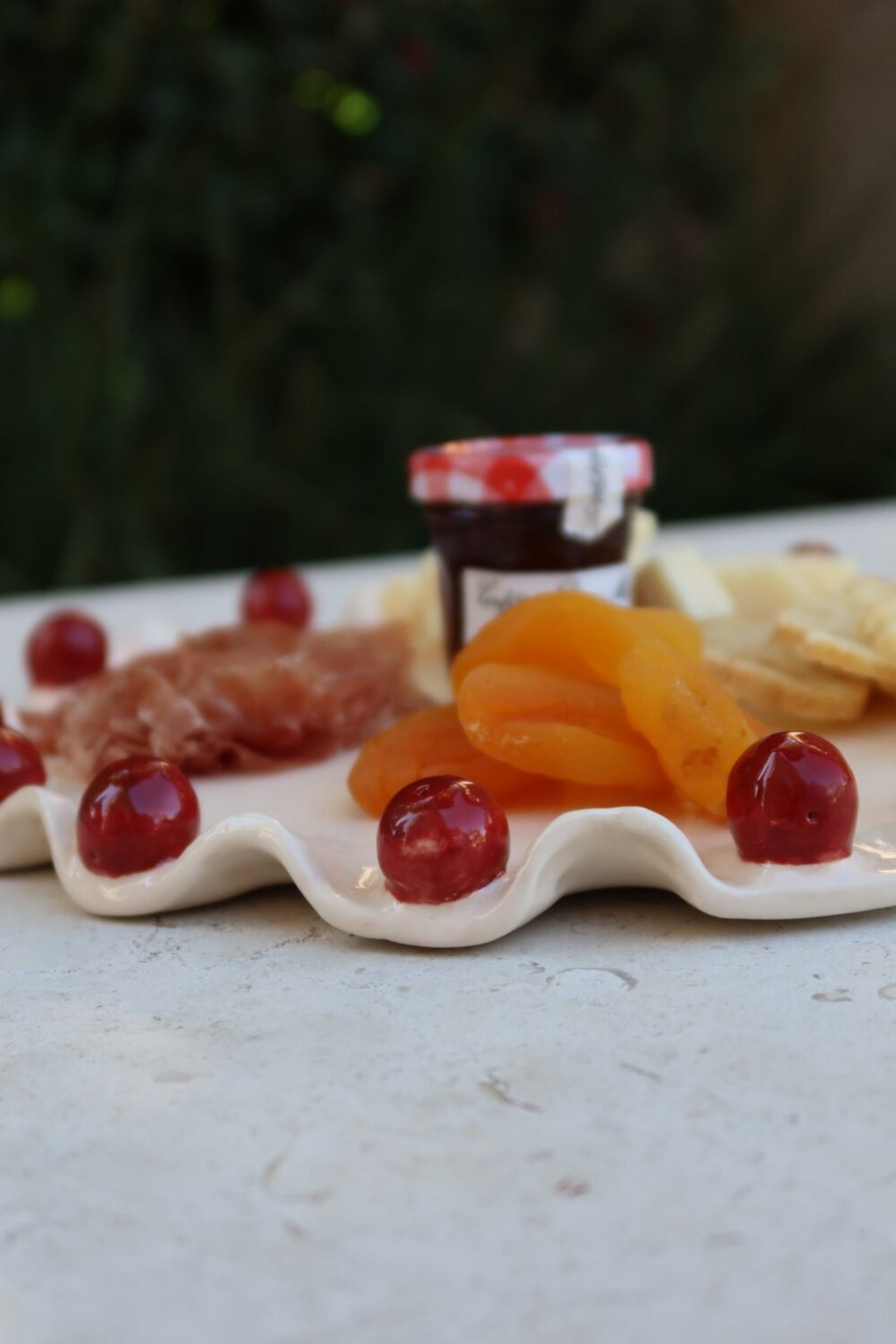 Travessa Ruffled Cru & Vermelho 4