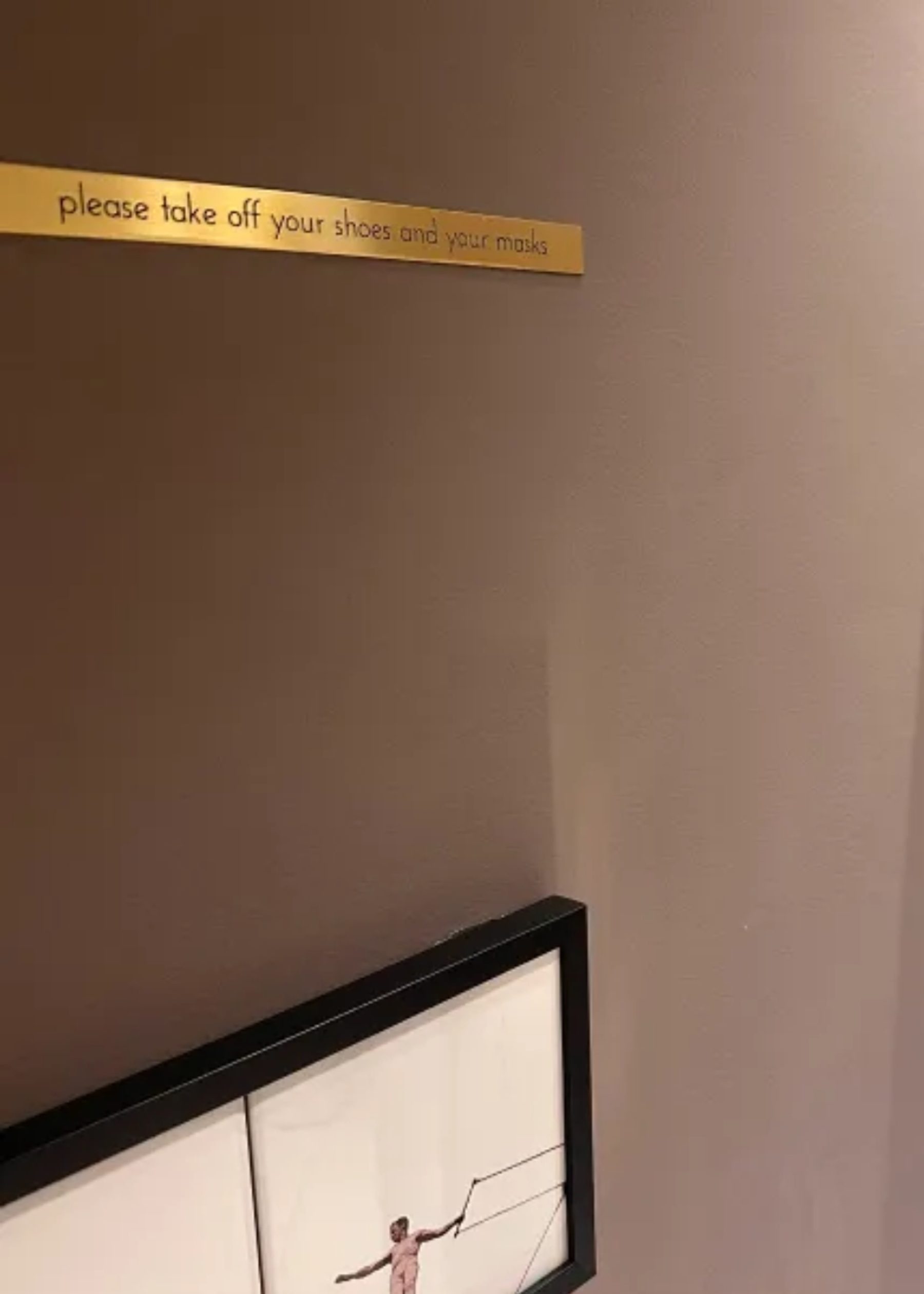 Placa Decorativa Em Latão "Please Take Off Your Shoes And Your Masks" 2