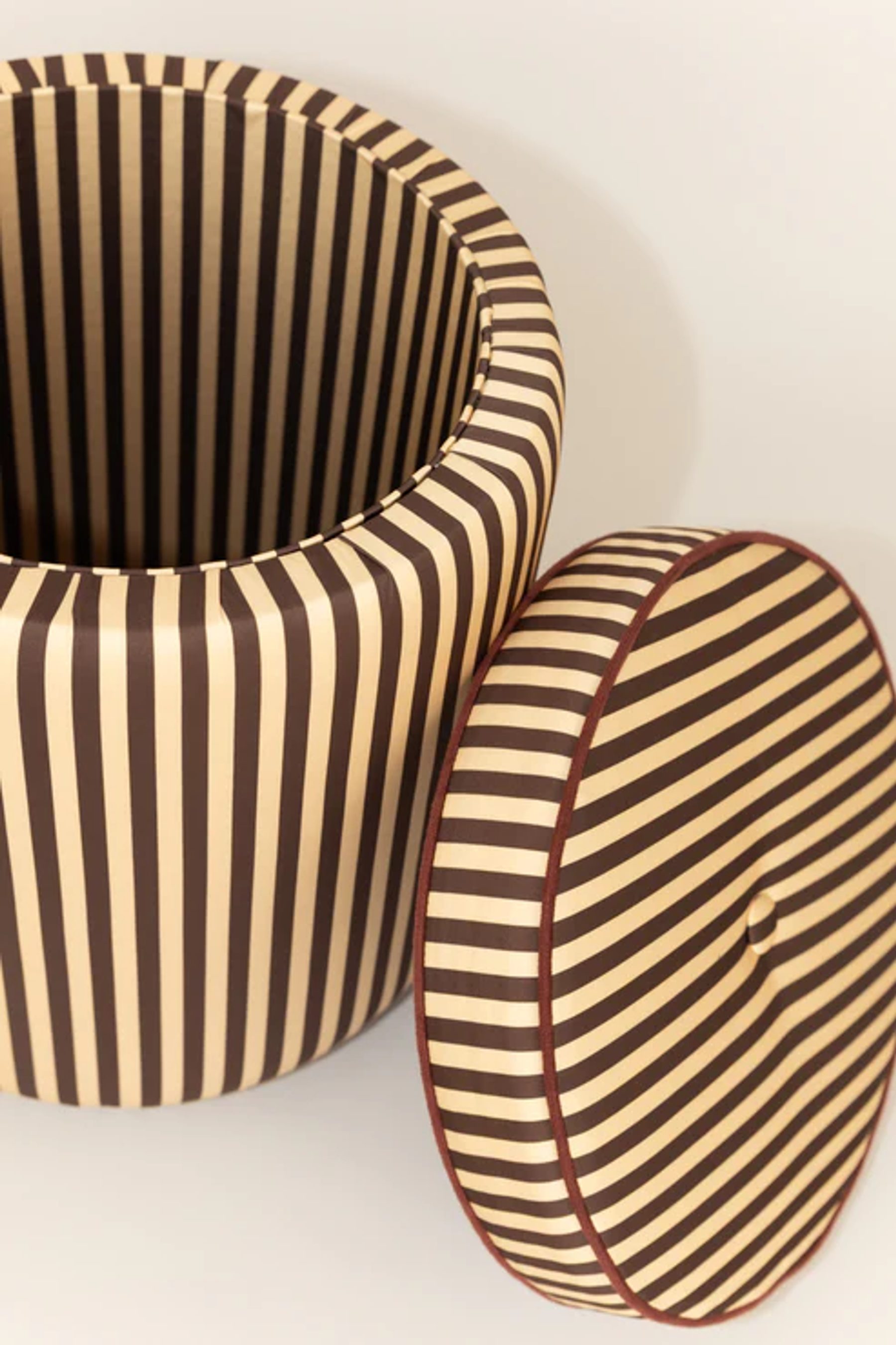 Puff Listrado Champanhe & Cacau 4