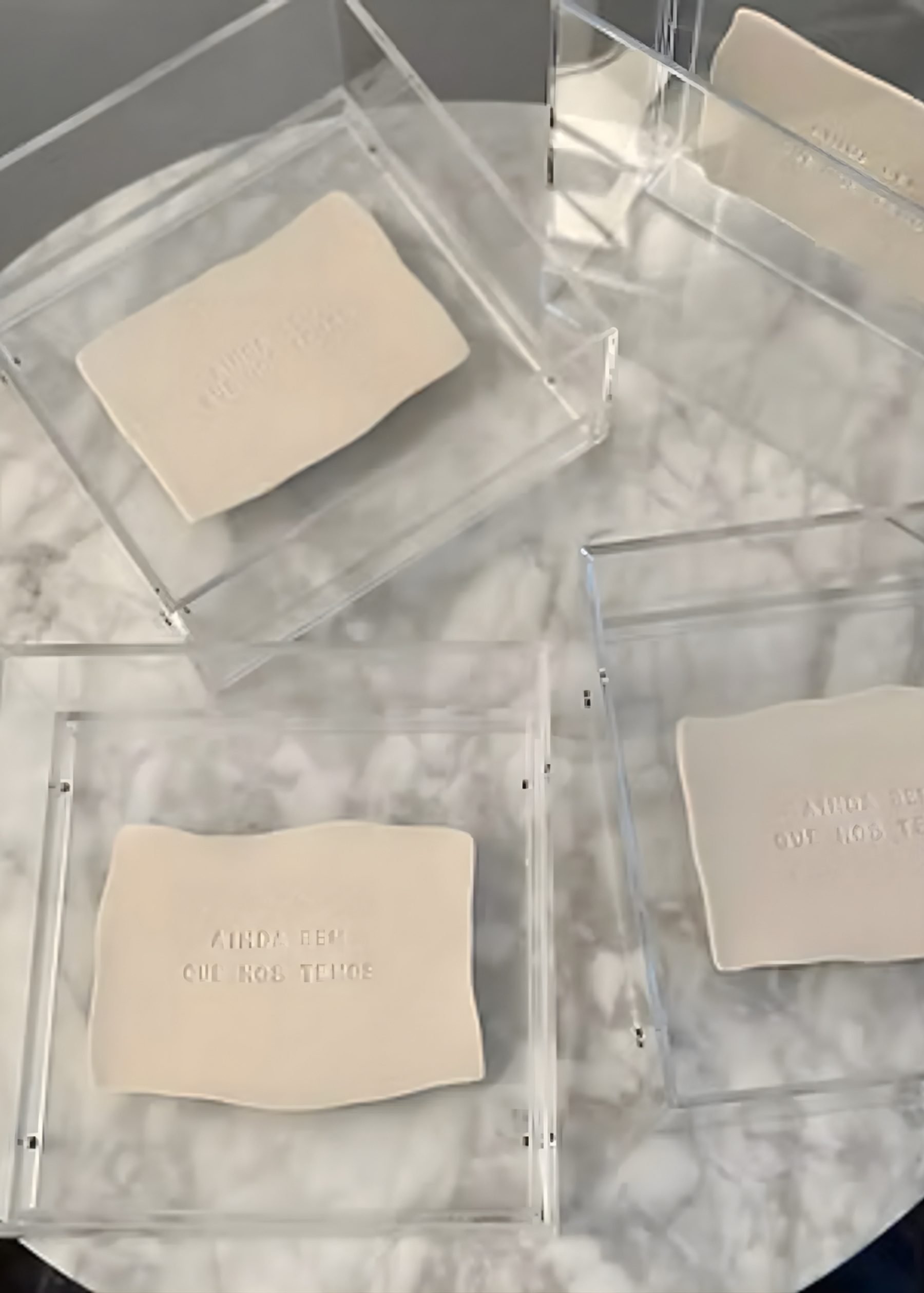 Folha A7 Na Caixa De Acrílico 2