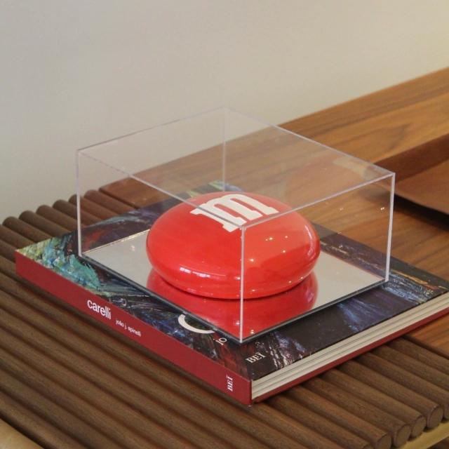 Escultura M&M Vermelho Na Caixa