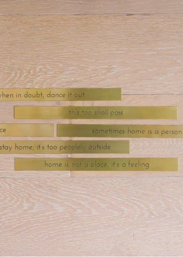 Placa Em Latão "Home Is Not A Place, It's A Feeling"