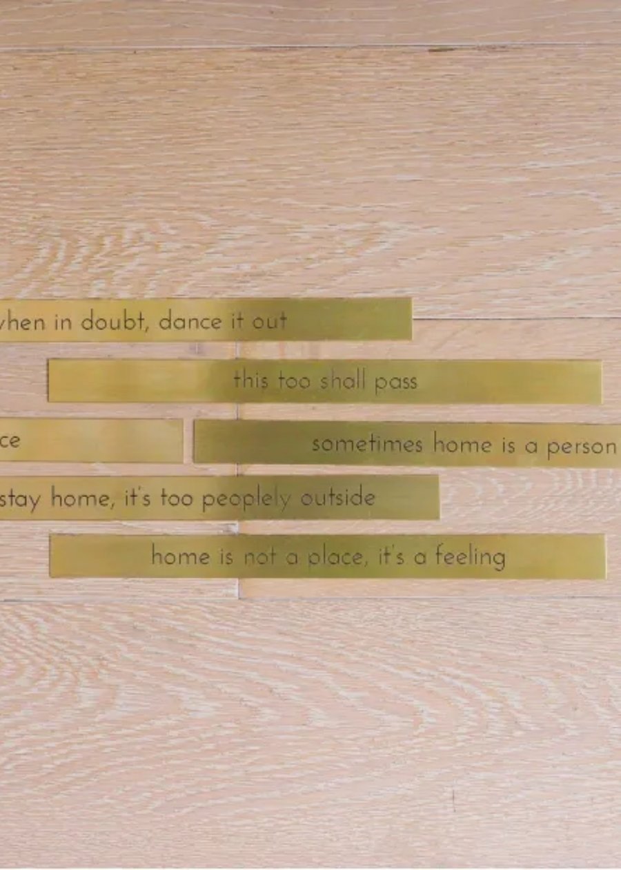 Placa Em Latão "Home Is Not A Place, It's A Feeling"