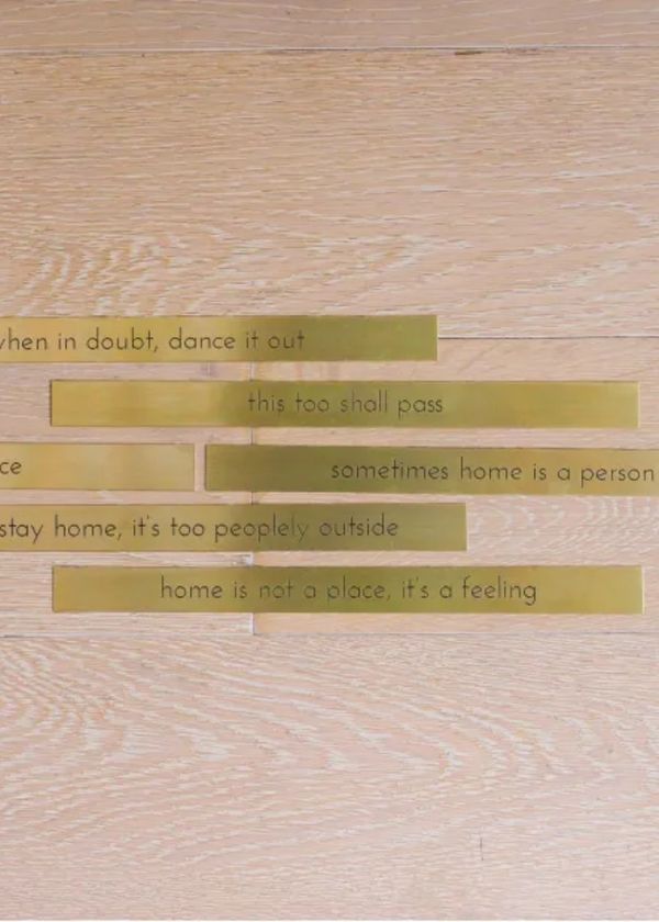 Placa Em Latão "Home Is Not A Place, It's A Feeling"
