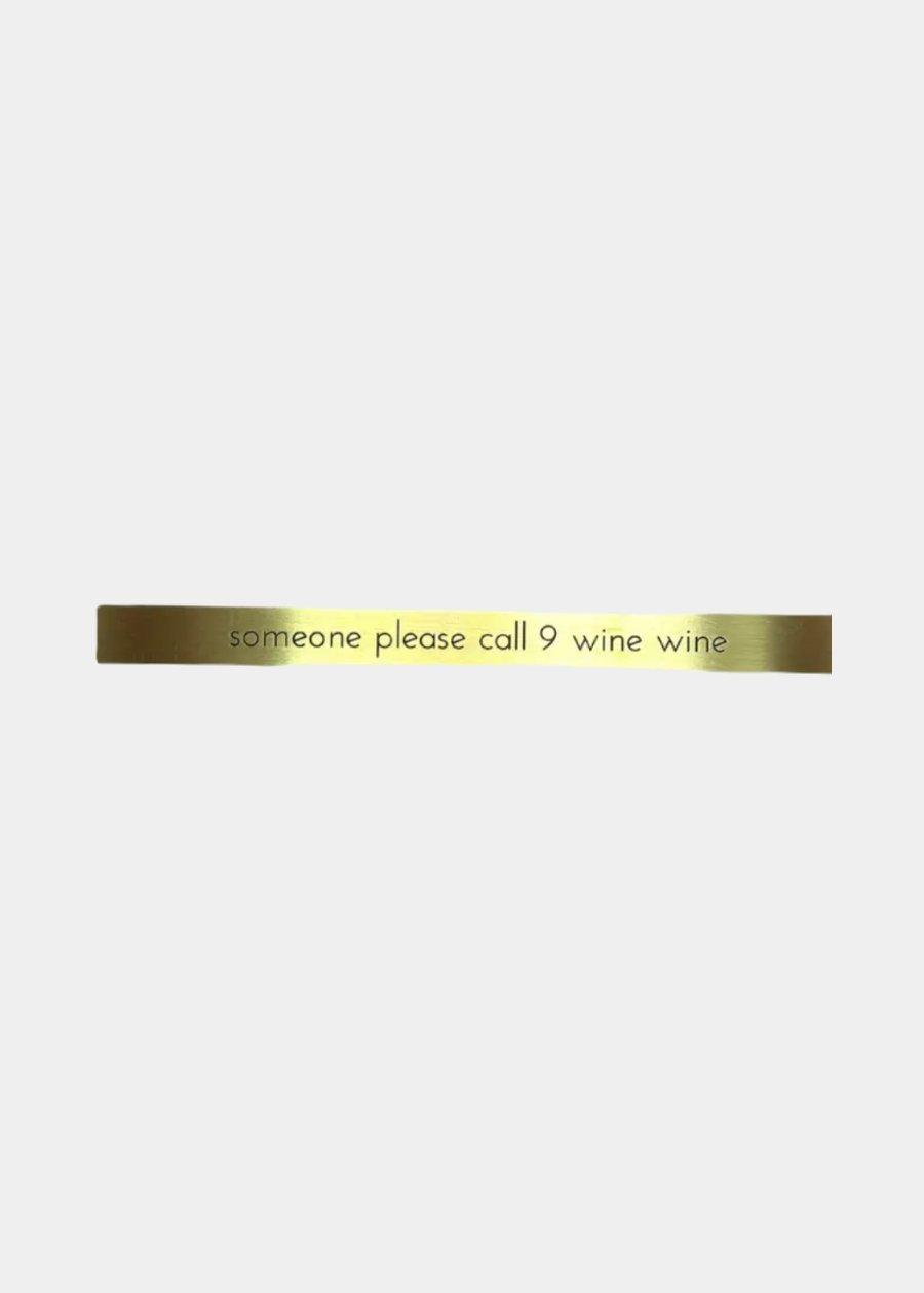 Placa Em Latão "Someone Please Call 9 Wine Wine"