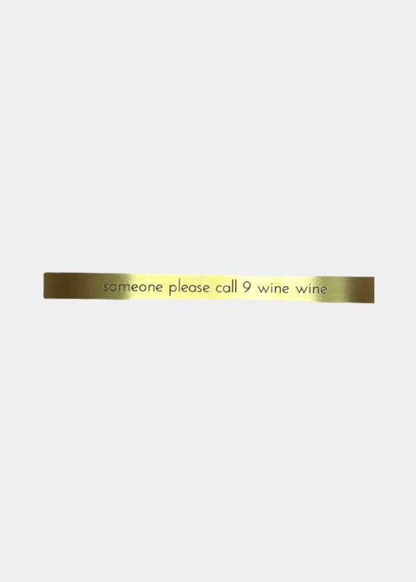 Placa Em Latão "Someone Please Call 9 Wine Wine"