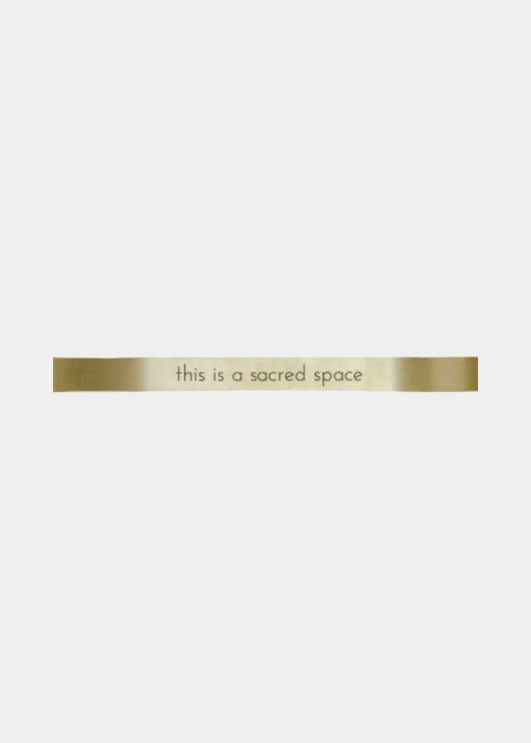 Placa Decorativa Em Latão "This Is A Sacred Space"