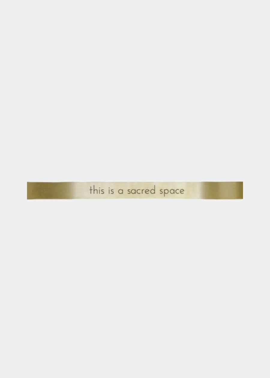 Placa Decorativa Em Latão "This Is A Sacred Space"