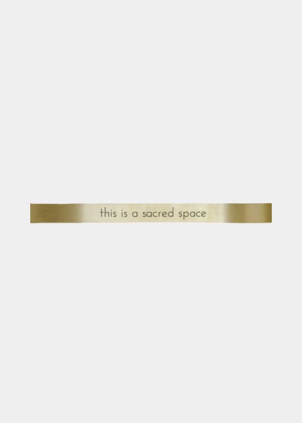 Placa Decorativa Em Latão "This Is A Sacred Space"