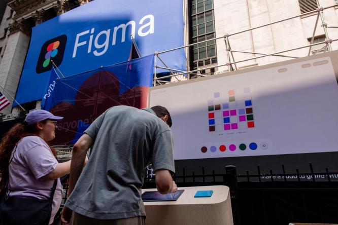 Crowds gather outside the NYSE near a massive screen showing the “Make a bagel builder” project.