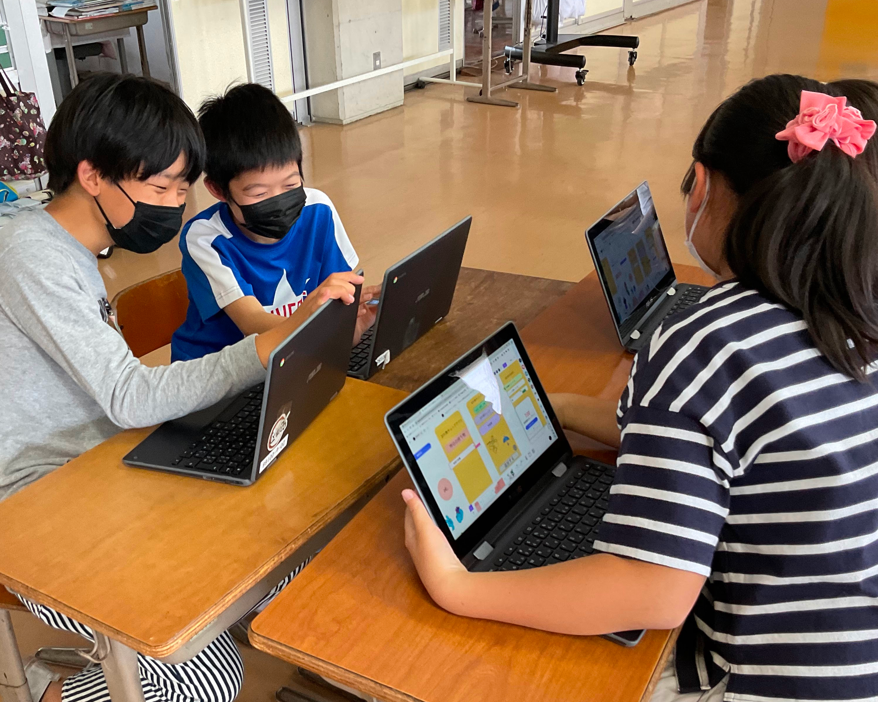 Japanese students collaborating through FigJam on their Chromebooks