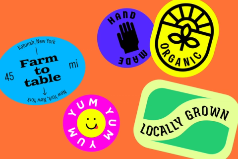 Bunte Produktetiketten mit Texten wie „Farm to table“, „ORGANIC“ und „LOCALLY GROWN“ sind auf einem orangefarbenen Hintergrund angeordnet.