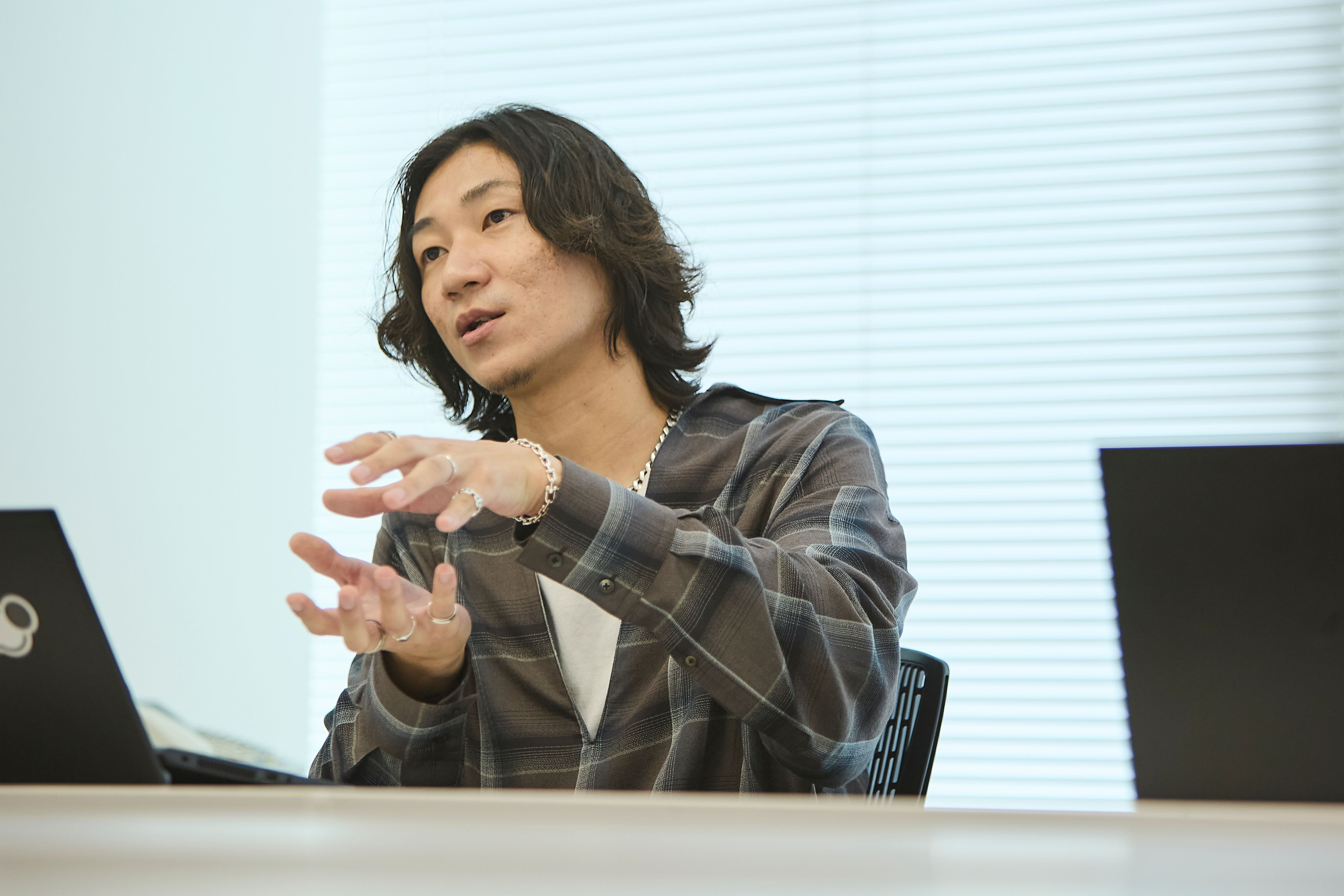 インタビューに答える藤本氏