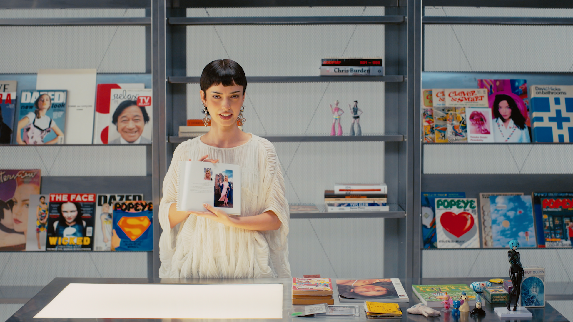 Aitana Picó holds a book