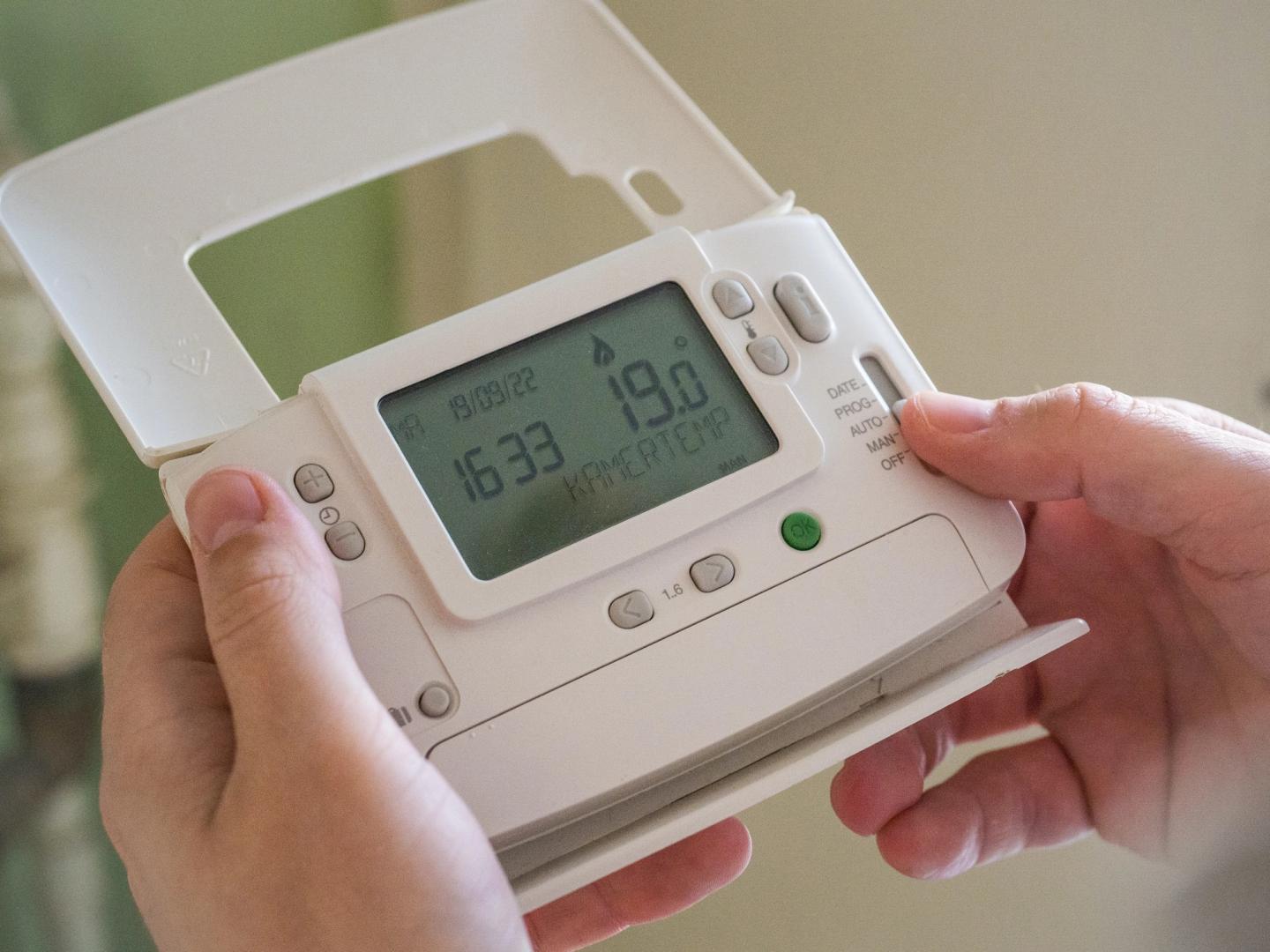 setting temperature on the thermostat