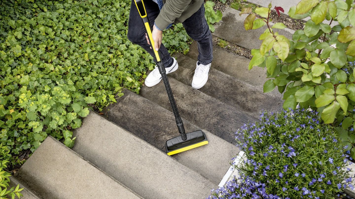 Karcher cleaning stairs