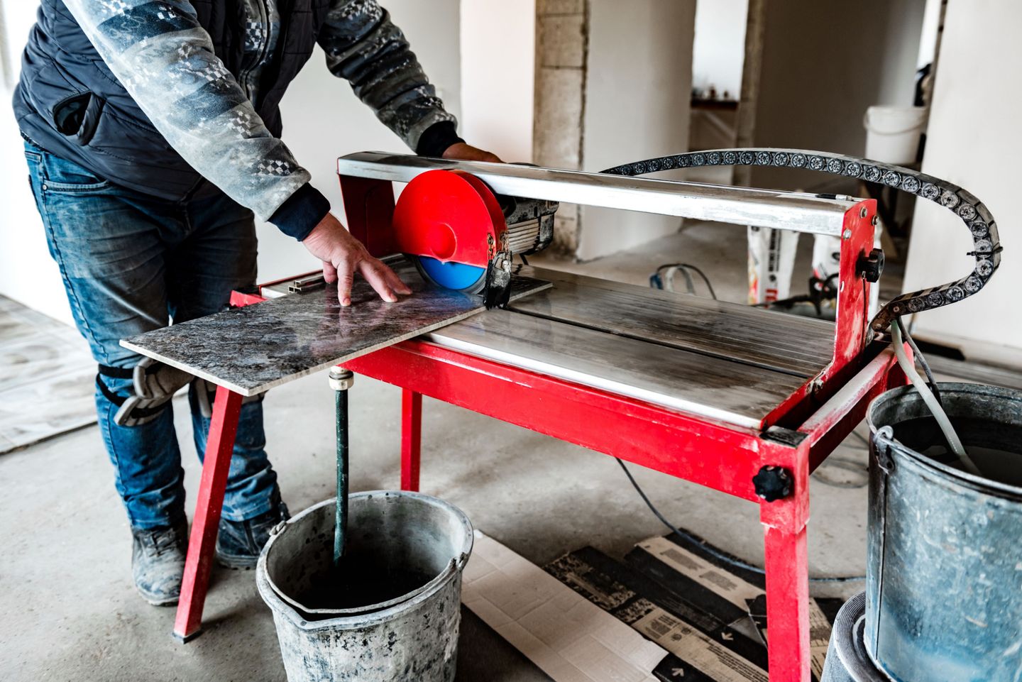 cutting tiles with a wet saw