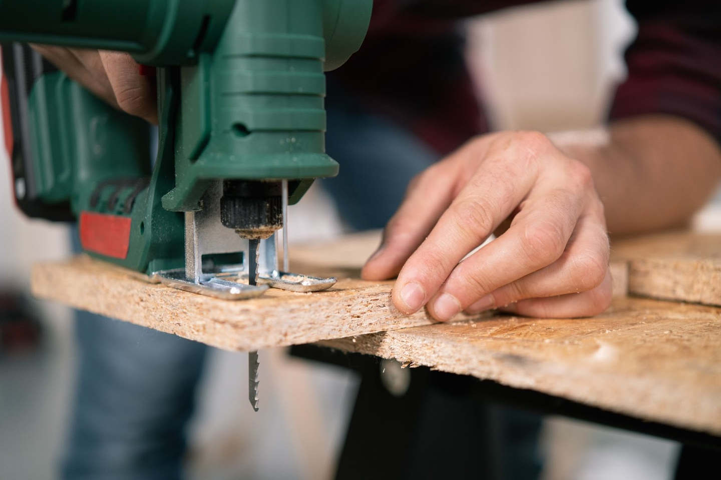 jigsaw cutting wood