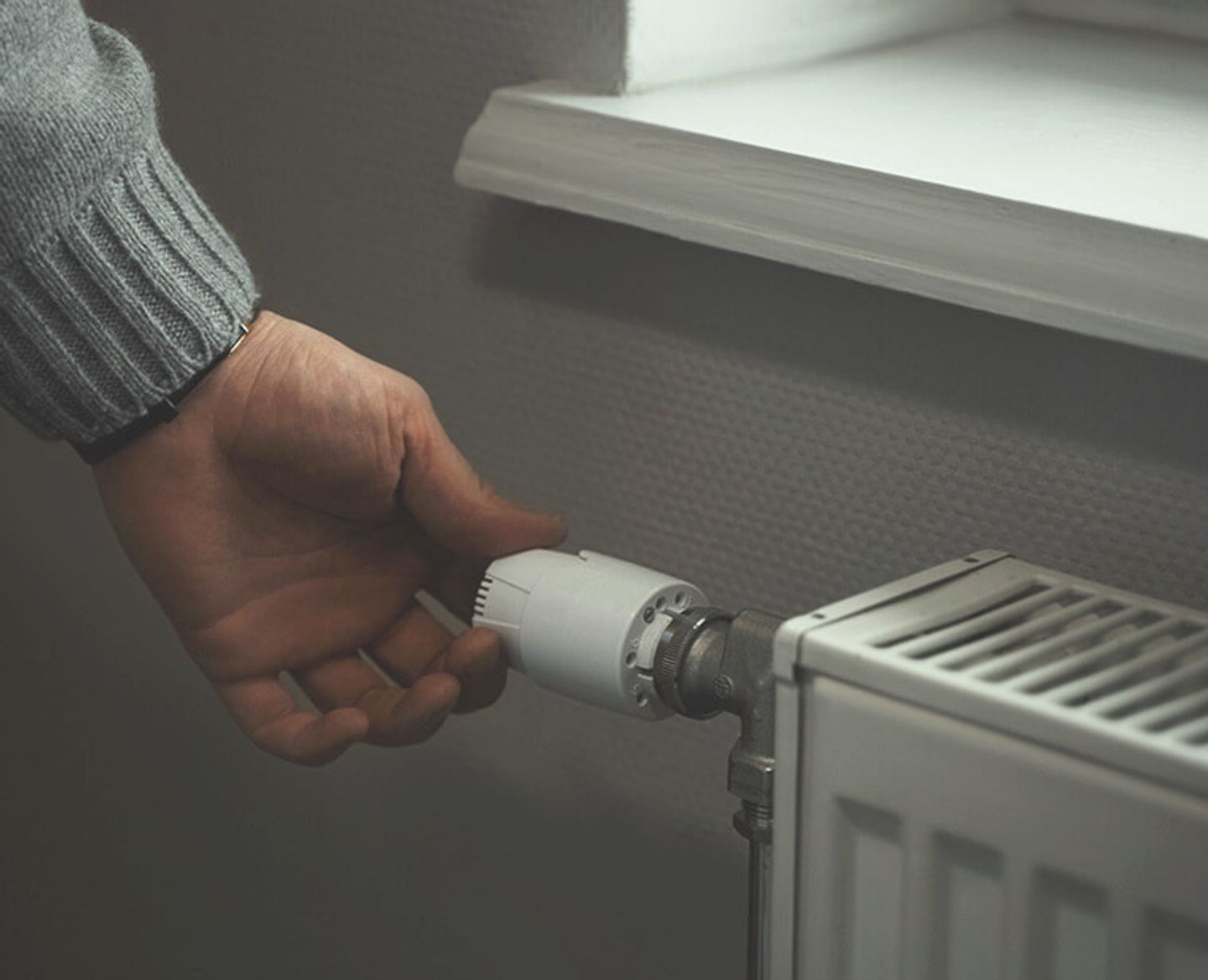 Someone turning on their radiator.