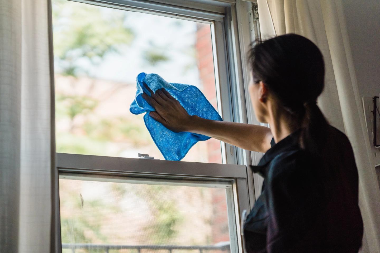 using microfibre to clean a window