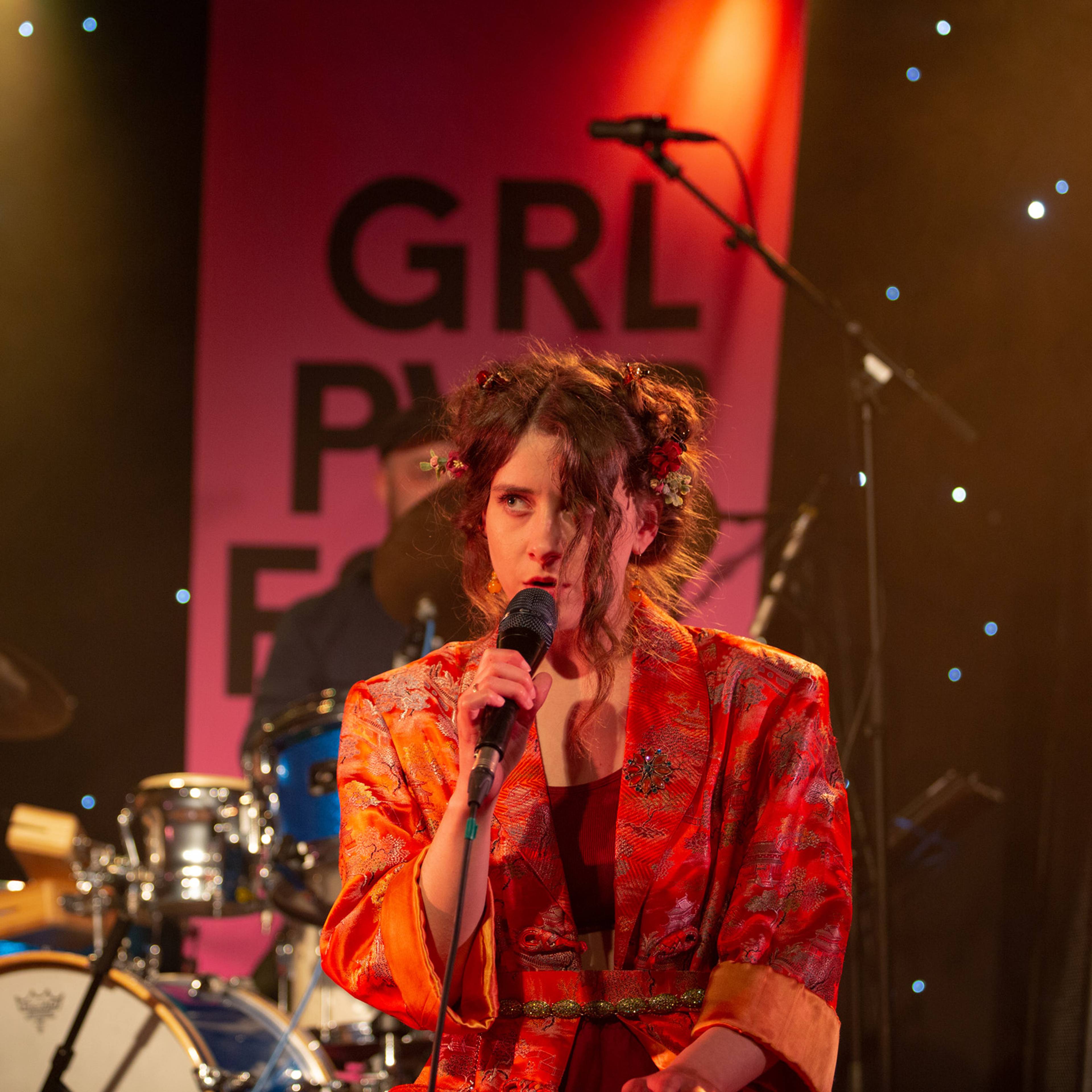 vokalist fra gruppen Monne med kimono på scenen 