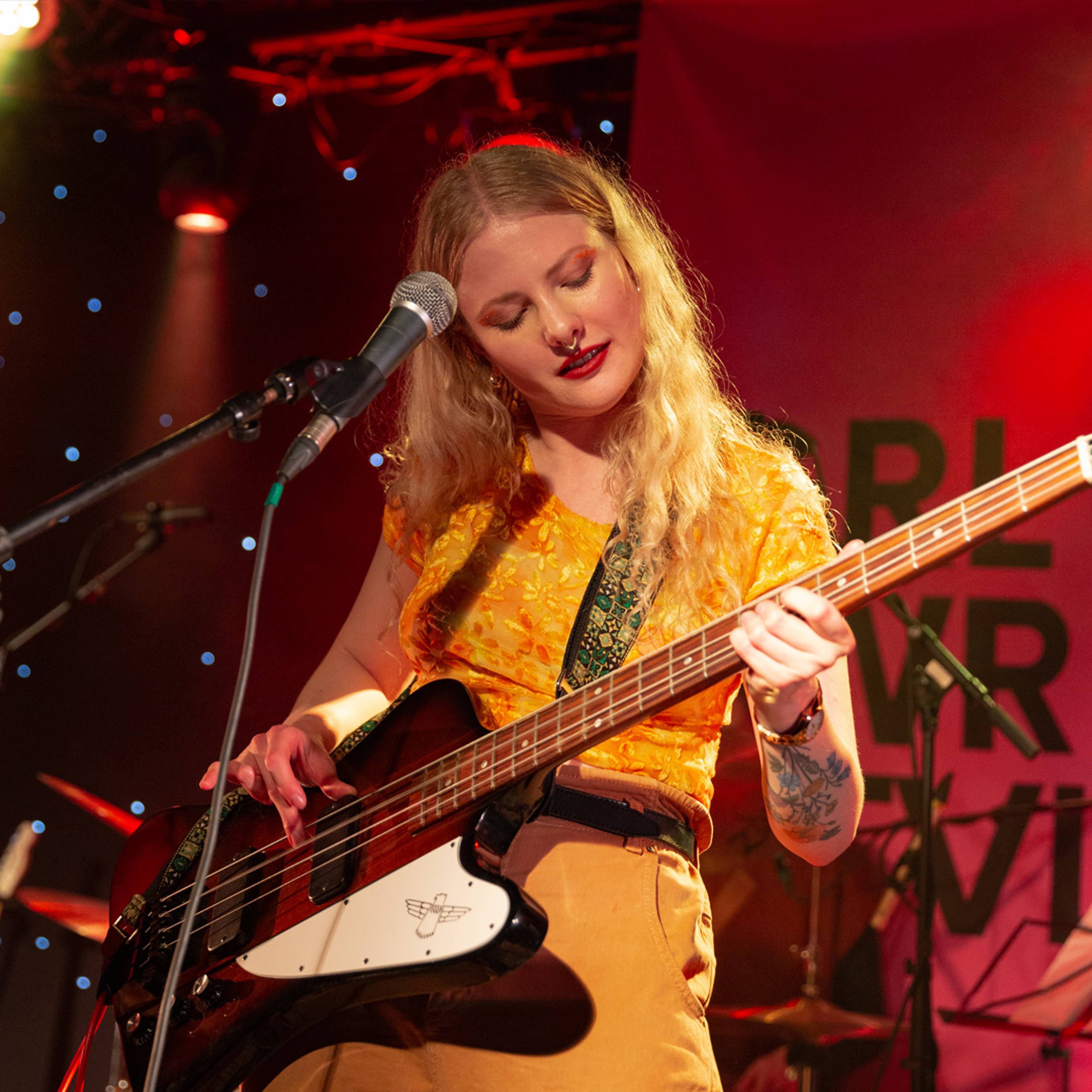 Kvinnelig bassist på scenen