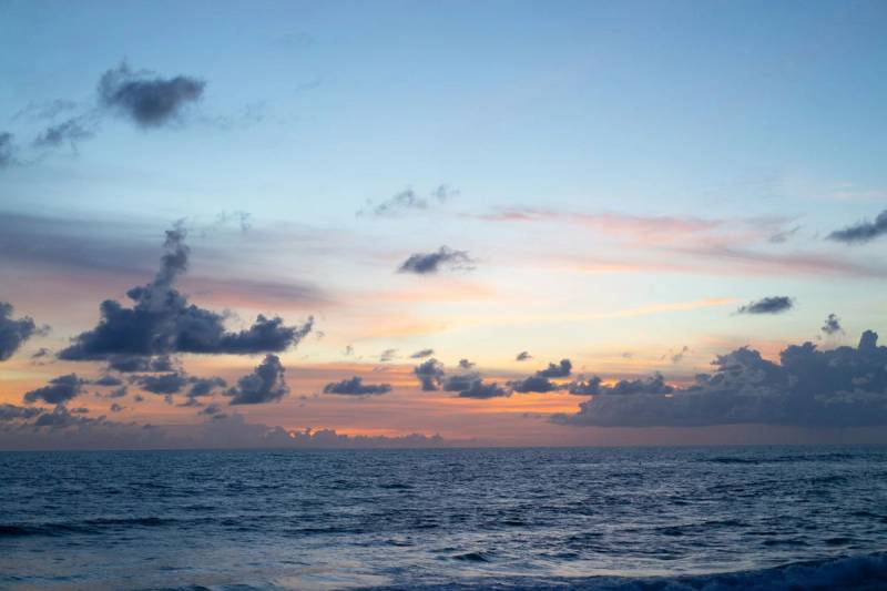 Ruhige See unter einem Abendhimmel in Pastelltönen