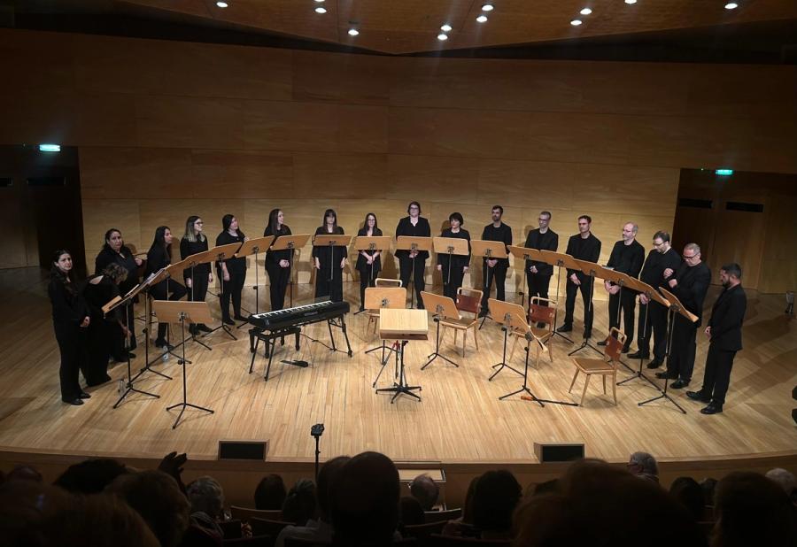 El coro saluda al público al final del concierto.