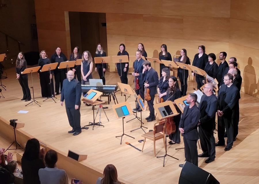 El coro al completo sobre el escenario, plano general.