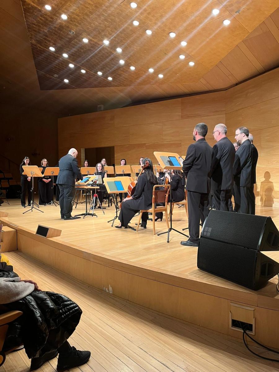 Concierto íntimo del coro en formato reducido.