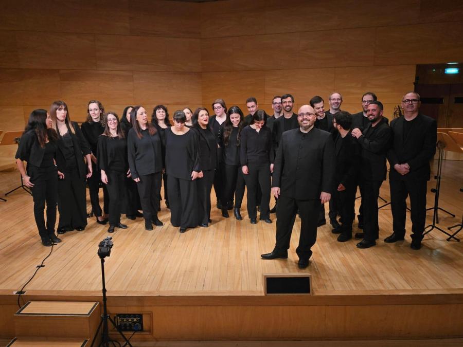 Plano general del coro durante un concierto.