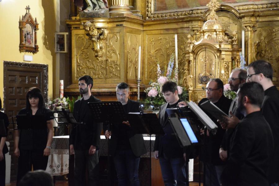 Coro cantando en agrupación cerrada.