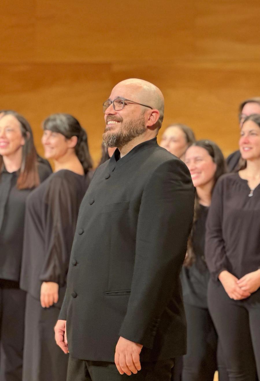 Víctor Jiménez dirigiendo al coro.