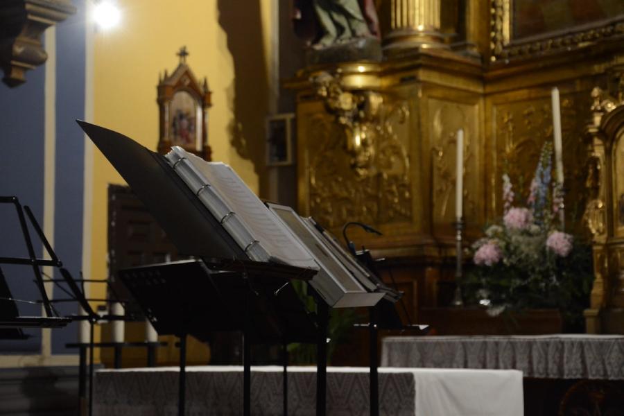 Sección de voces del coro durante una actuación.
