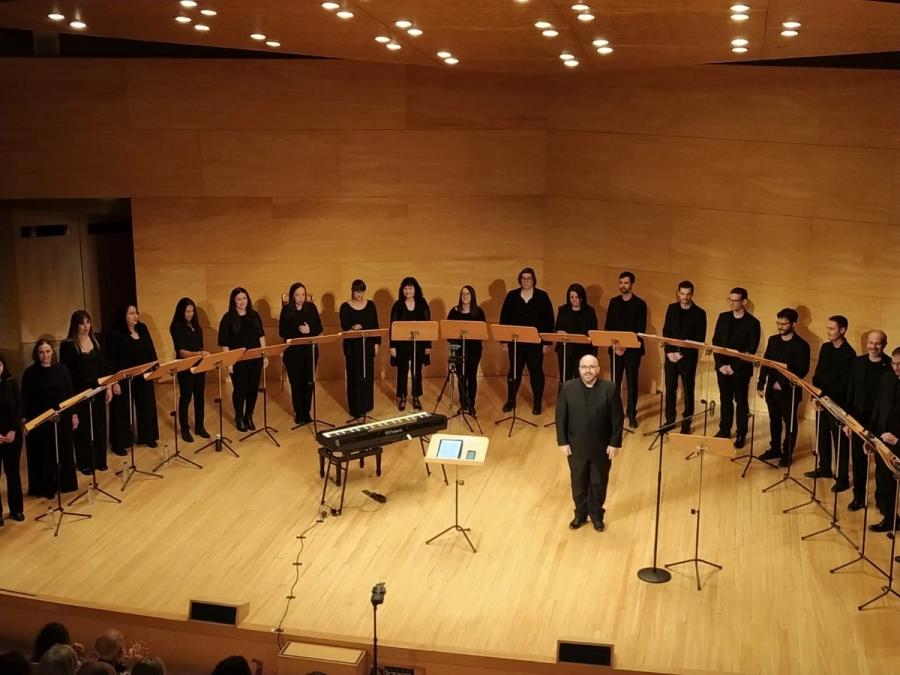 Detalle del coro cantando en agrupación.