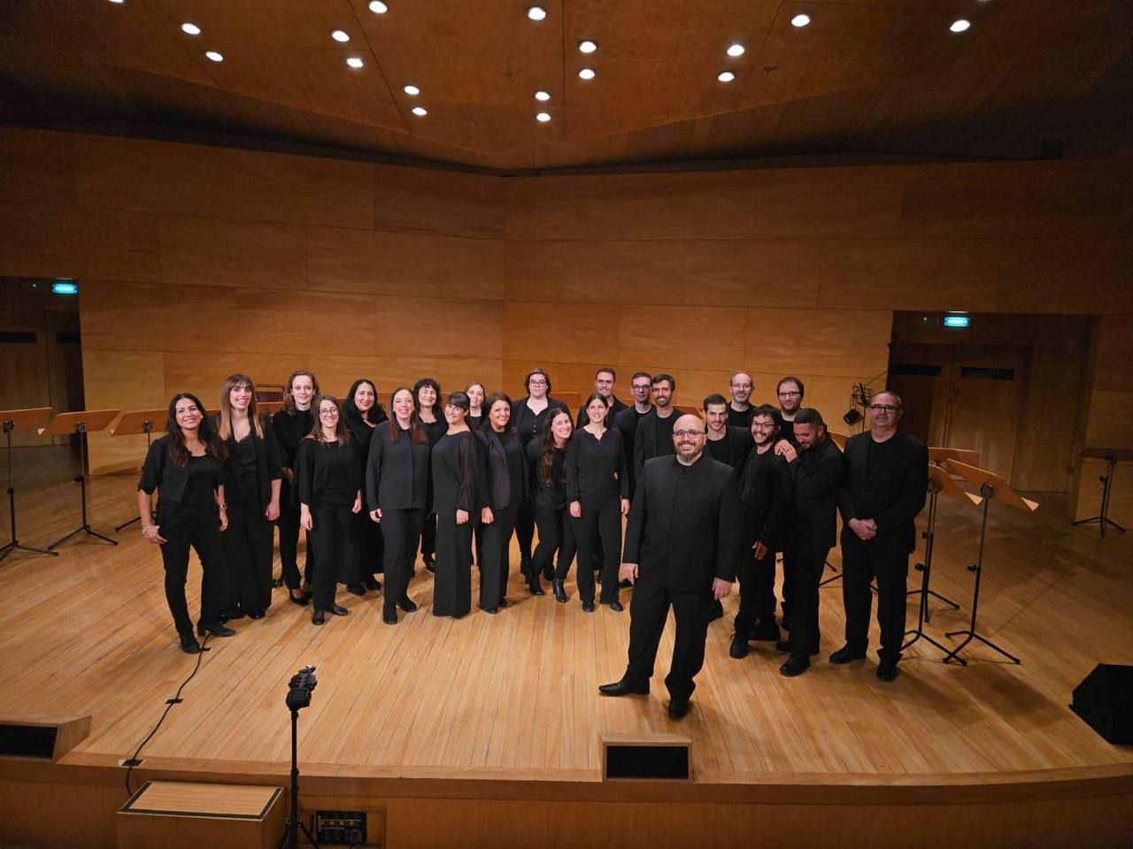 Foto promocional del Hamster Vocal Ensemble al completo, los veinte cantantes en formación de concierto