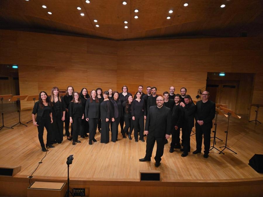 Foto promocional del coro al completo.