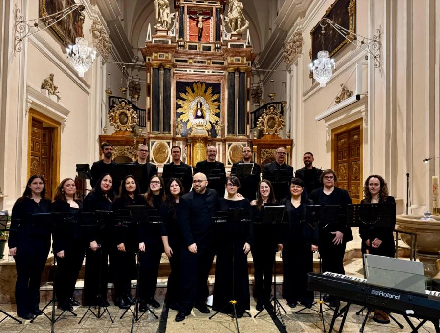 Concierto del coro en el interior de una iglesia.