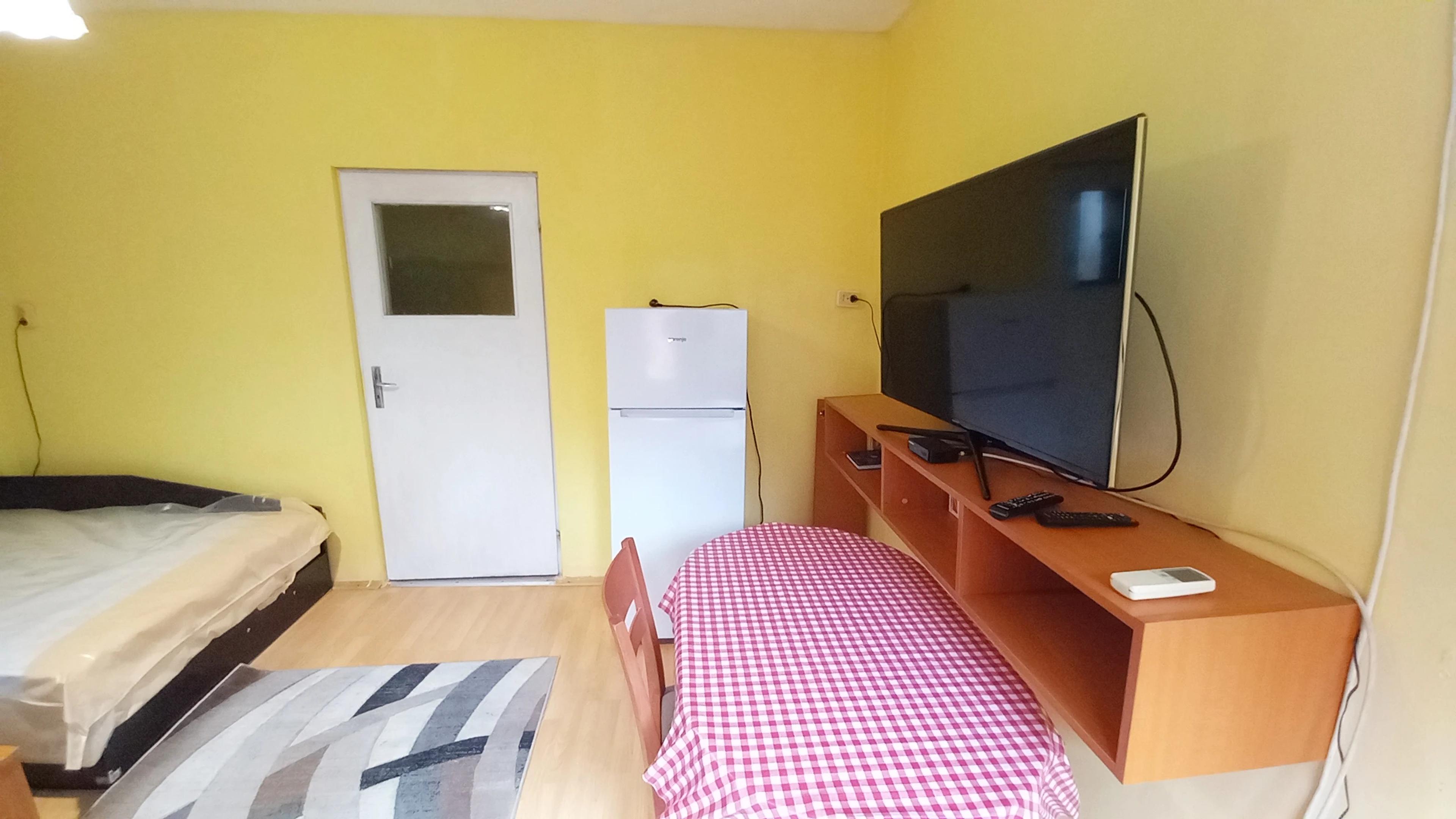 Едностаен апартамент в жк Хладилника