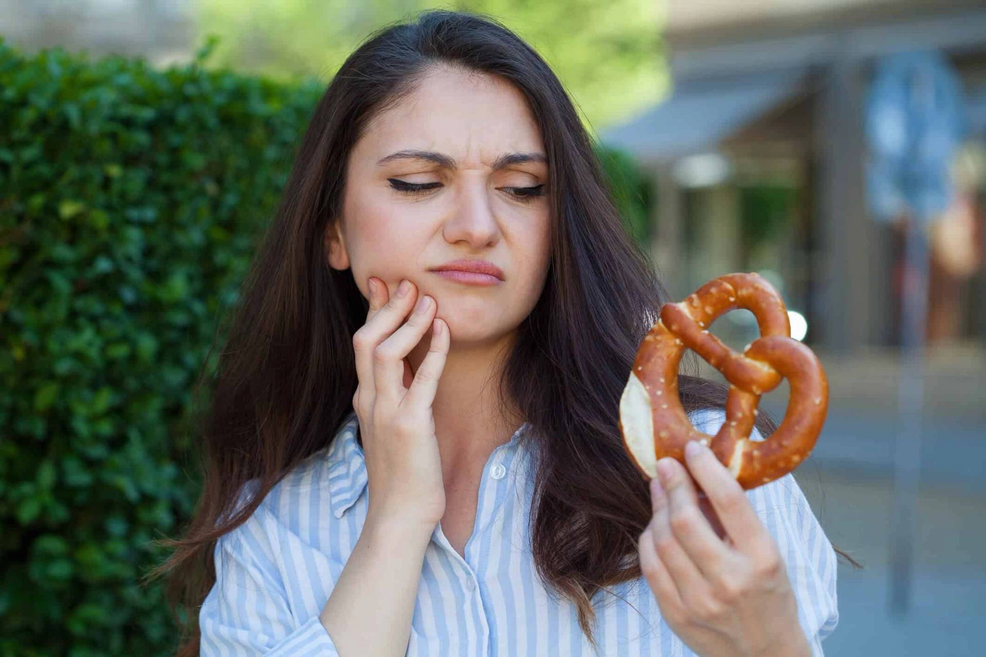 Femme souffrant d'une rage de dent se tenant la joue en douleur dentaire