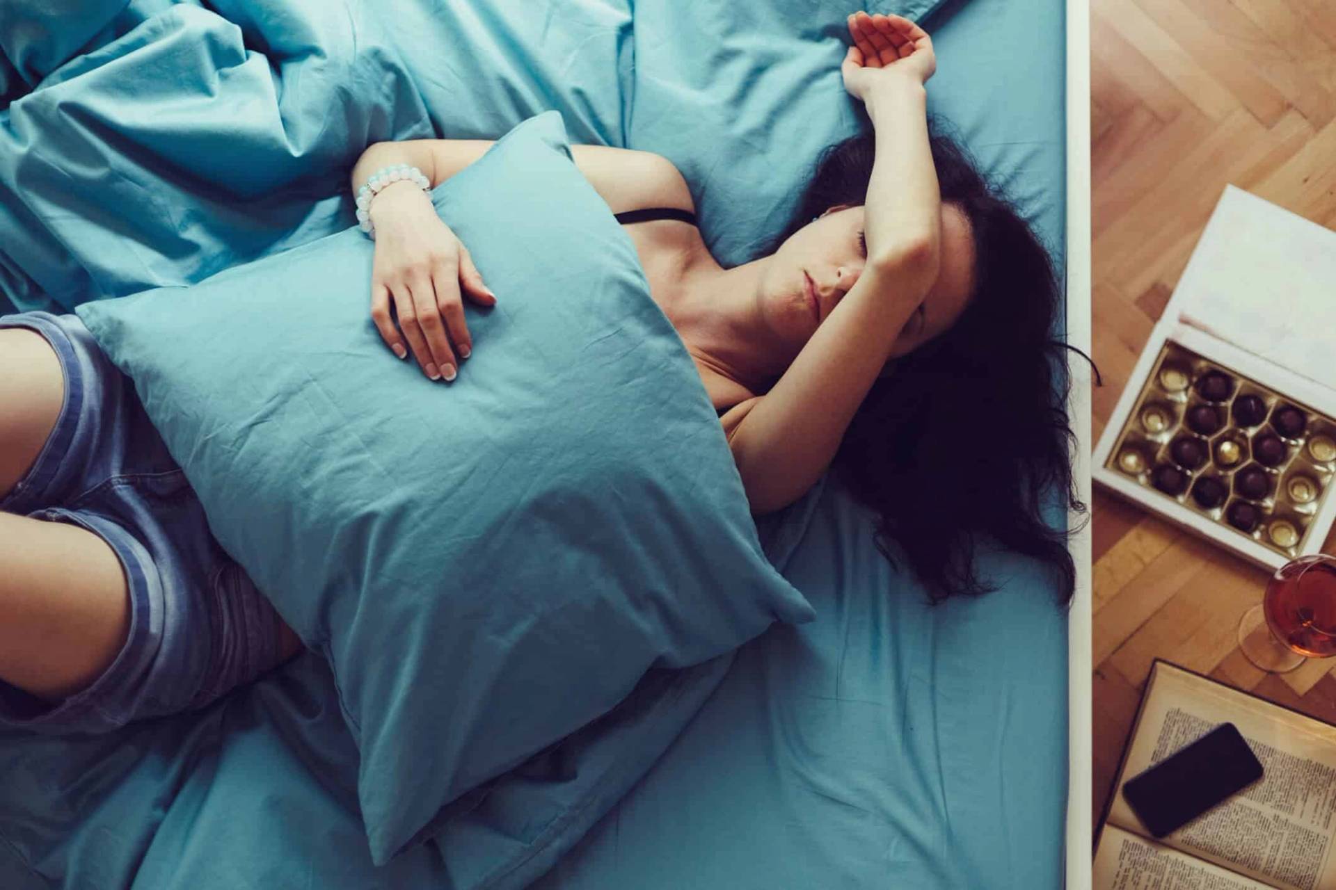 Personne allongée dans son lit, les yeux ouverts.