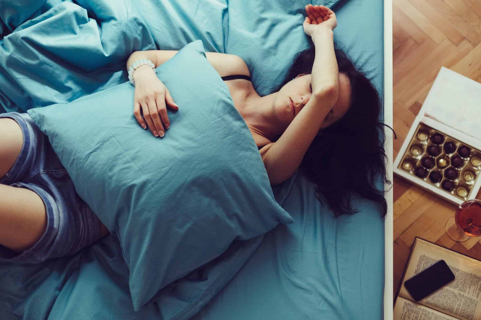 Personne allongée dans son lit, les yeux ouverts.