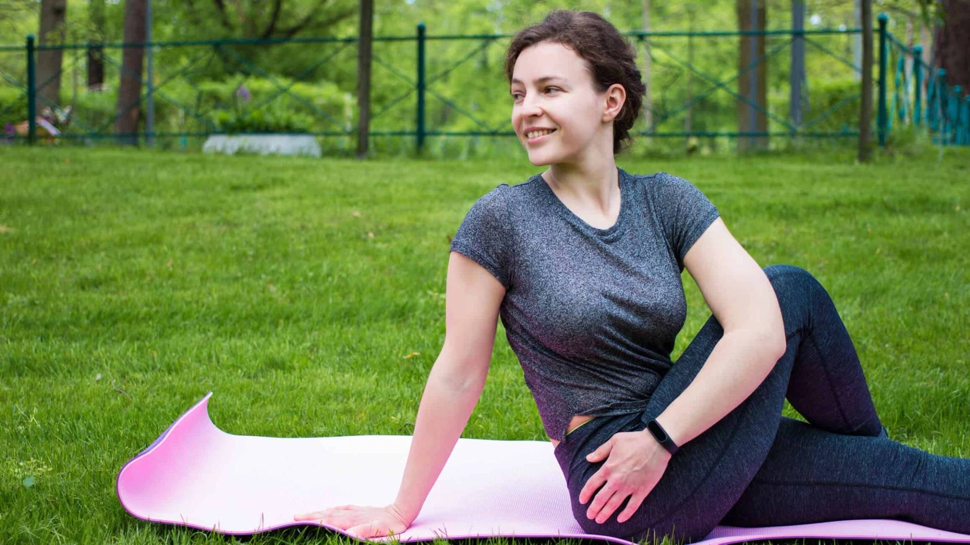 Patiente effectuant des exercices de stretching pour soulager sa lombalgie