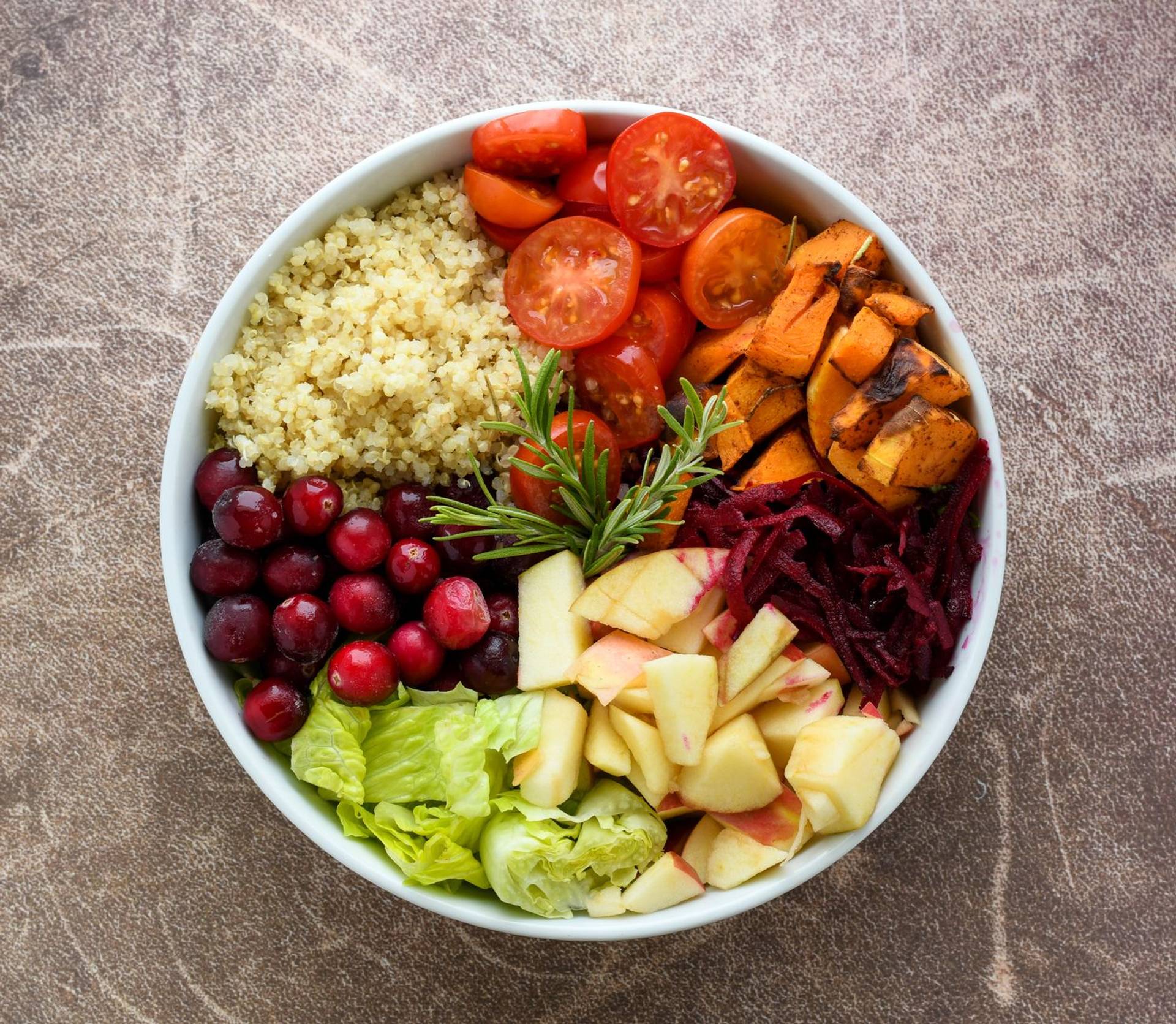 Bol composé de céréales, de légumes et de fruits.