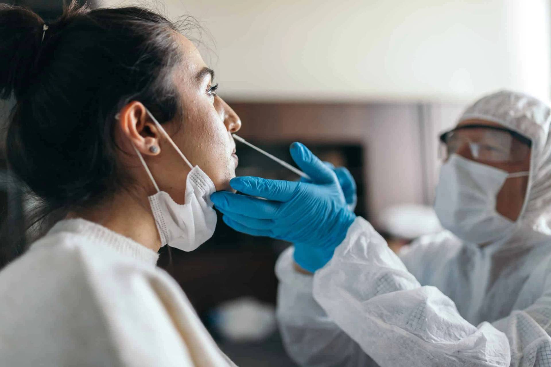 Professionnel protégé réalisant un prélèvement nasal.