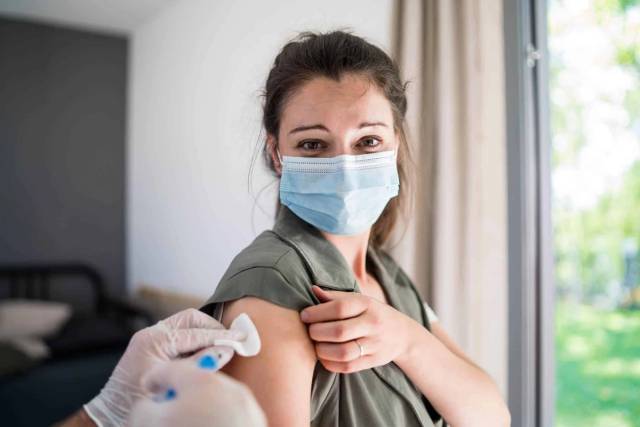 Coronavirus : 7 choses à savoir sur le variant Delta avant les vacances