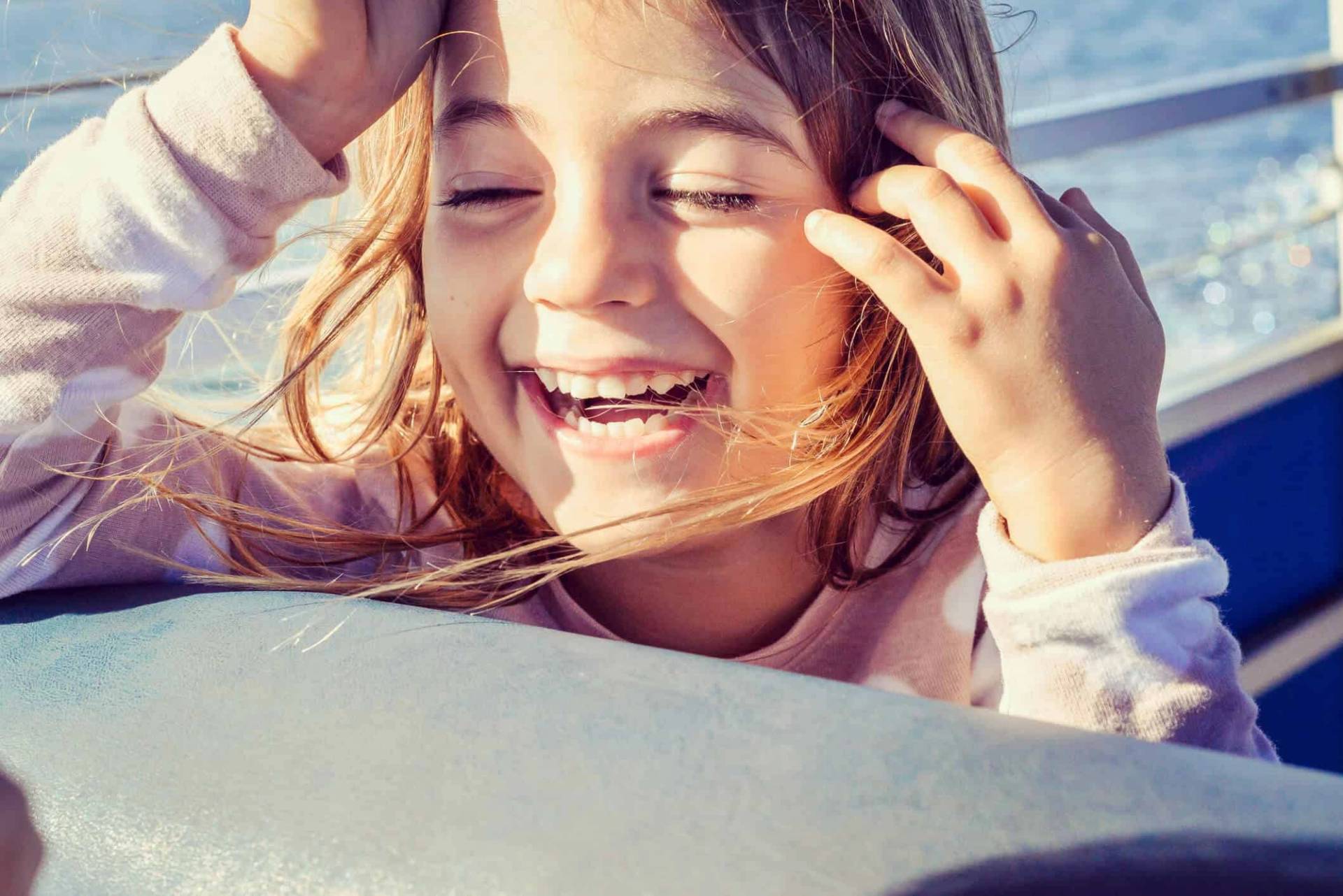 Enfant souriante, photographiée de près.