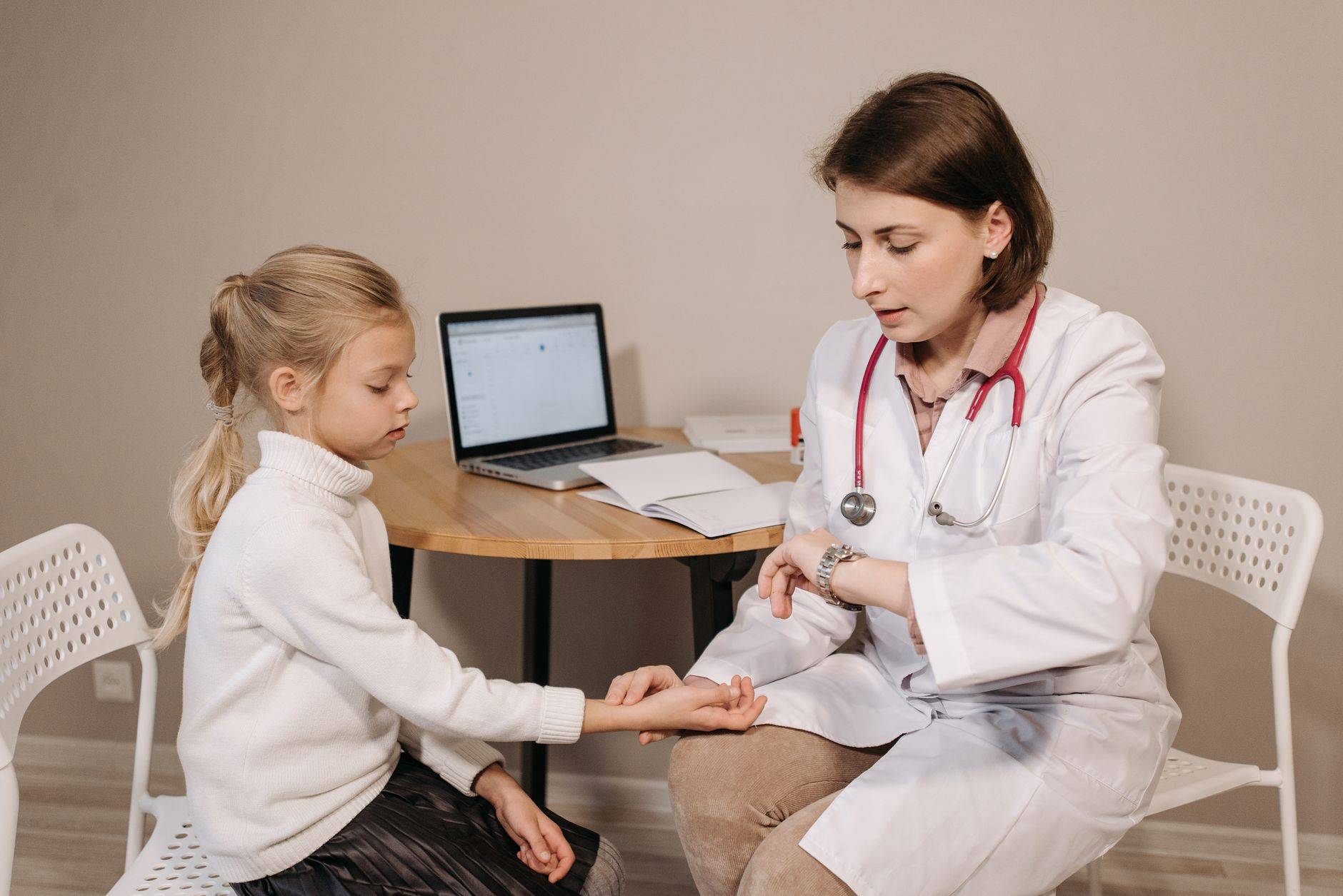 Un médecin examine une jeune fille lors d'une consultation pédiatrique dans un cadre clinique intérieur