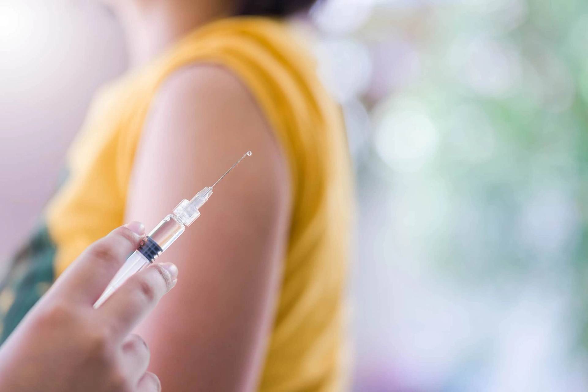 Médecin administrant un vaccin à un patient lors d'une consultation médicale